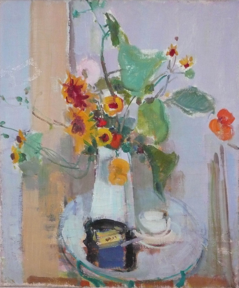 Stillleben mit Blumenstrauss, Aschenbecher und Tasse auf Tisch.